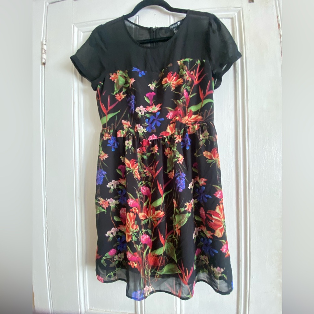 Floral Dress Size: Large Forever 21 with liner on bottom half & mesh detail.🌺